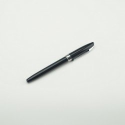 قلم بلاستيكي أسود بغطاء منفصل